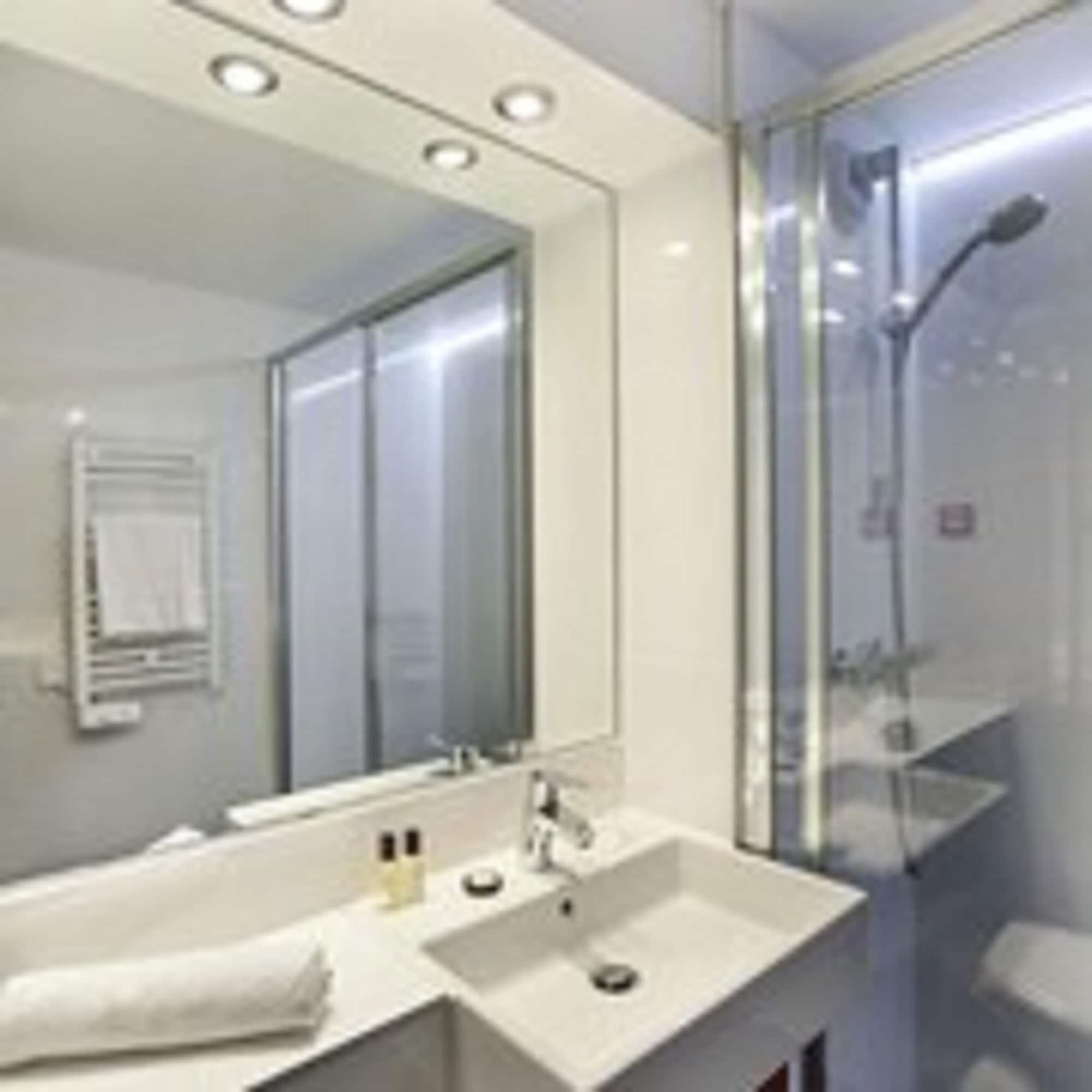 Hotel L'Amandier Нантер Екстериор снимка