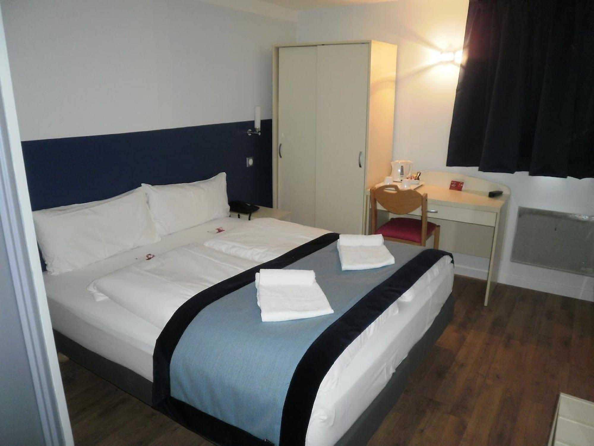 Hotel L'Amandier Нантер Екстериор снимка