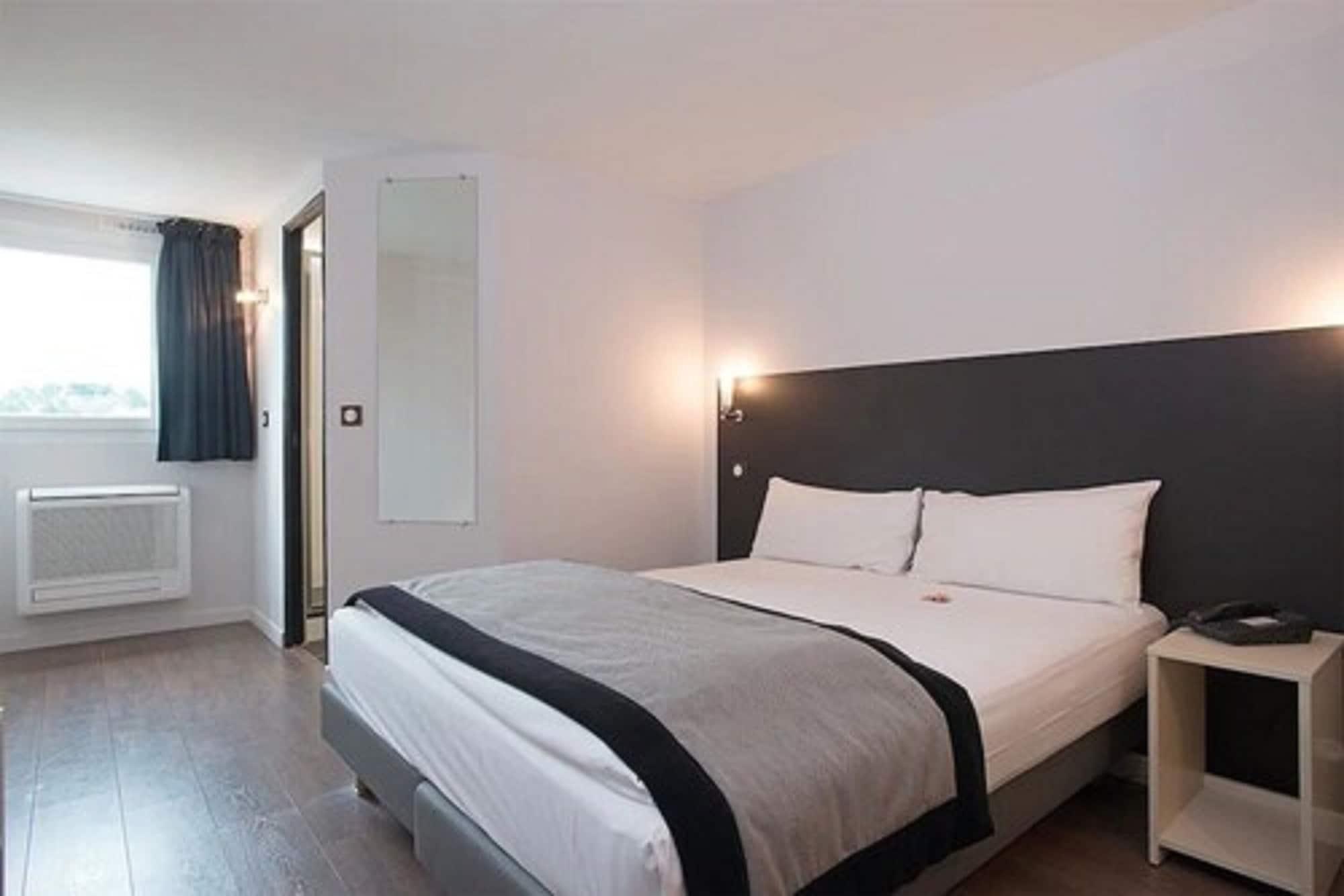 Hotel L'Amandier Нантер Екстериор снимка