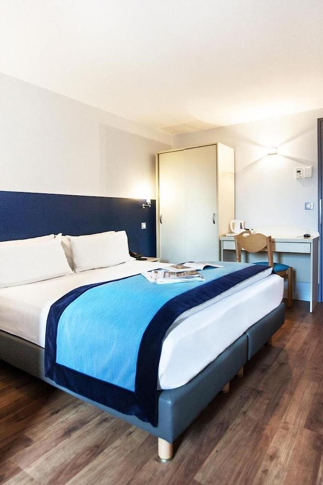 Hotel L'Amandier Нантер Екстериор снимка