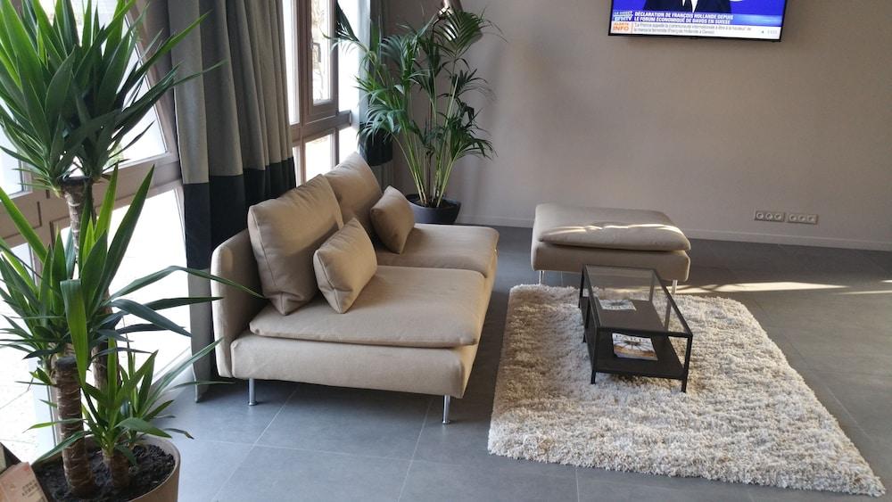 Hotel L'Amandier Нантер Екстериор снимка