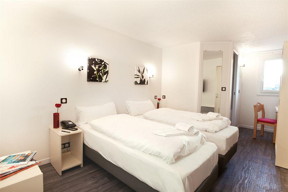 Hotel L'Amandier Нантер Екстериор снимка