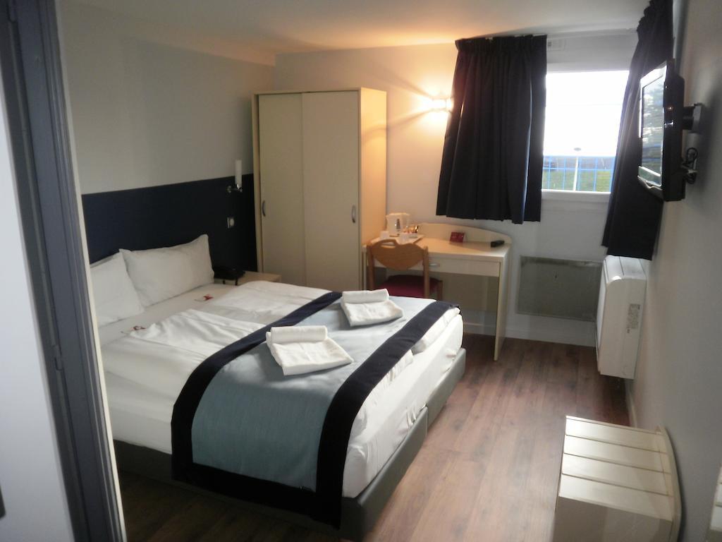 Hotel L'Amandier Нантер Екстериор снимка