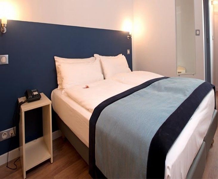 Hotel L'Amandier Нантер Екстериор снимка