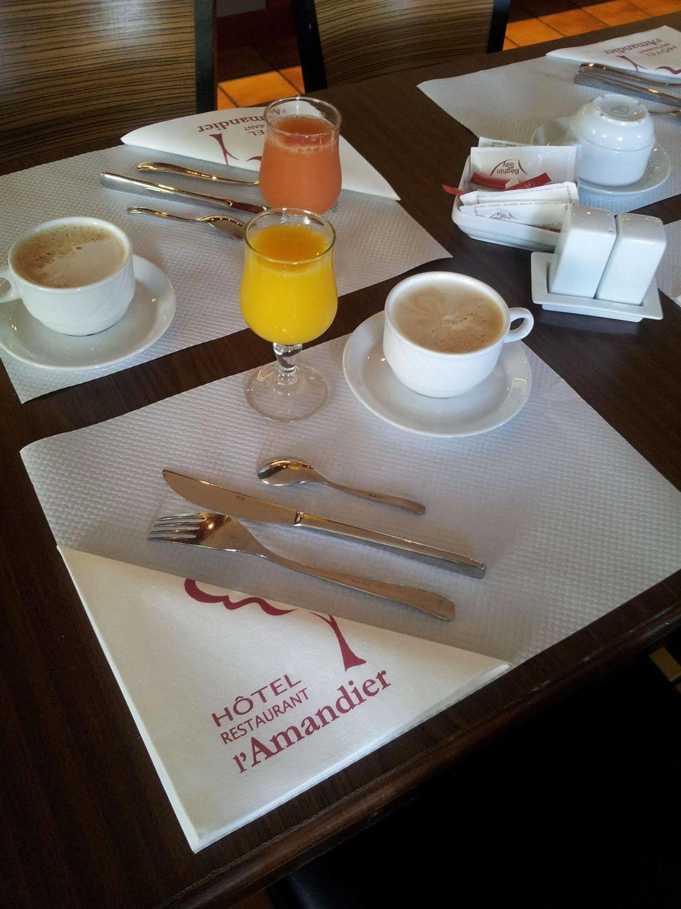 Hotel L'Amandier Нантер Екстериор снимка