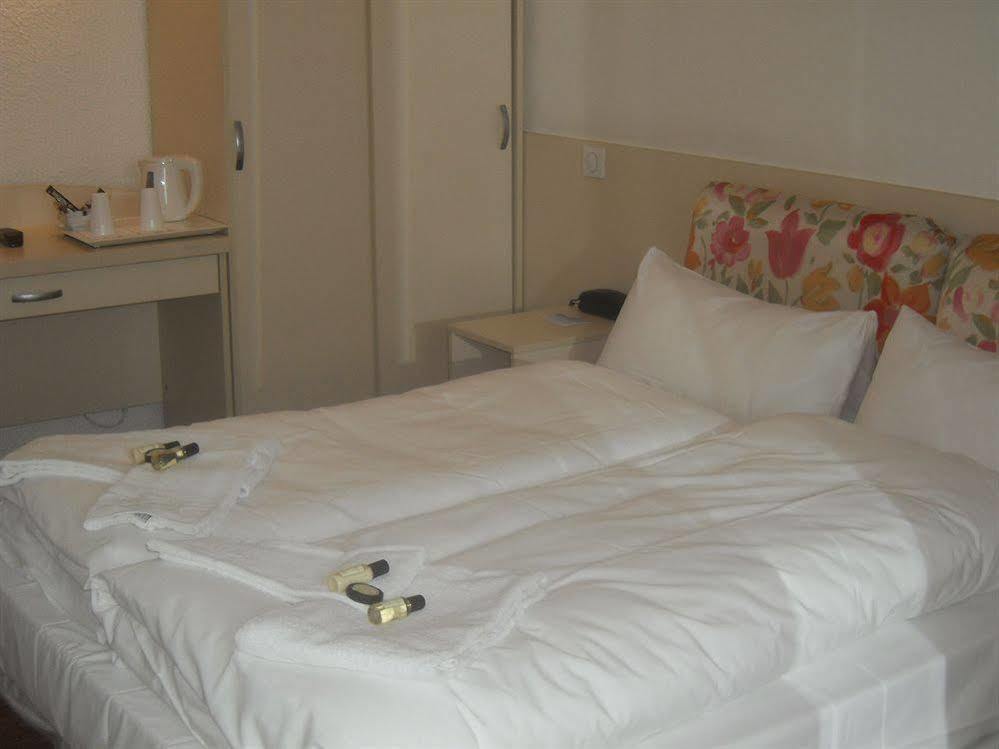 Hotel L'Amandier Нантер Екстериор снимка