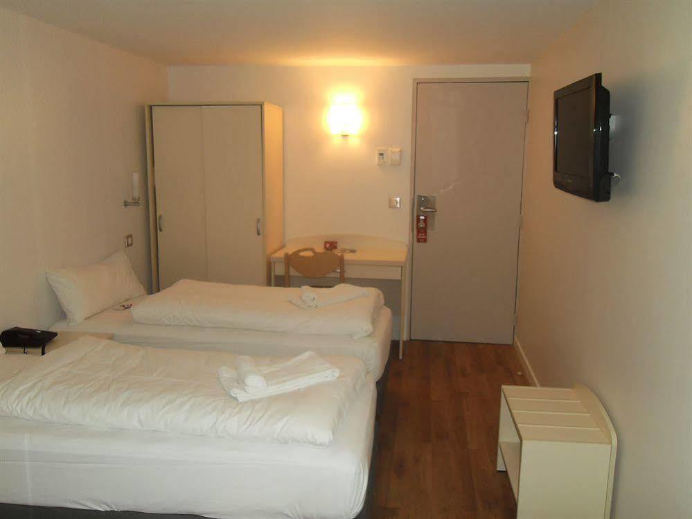 Hotel L'Amandier Нантер Екстериор снимка