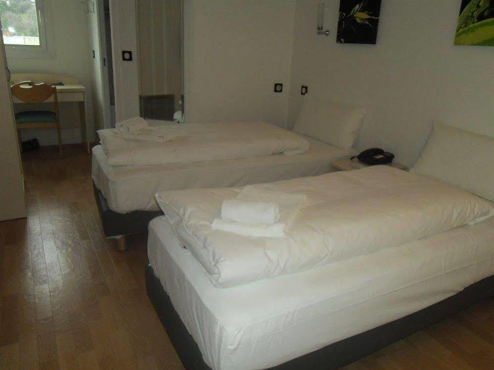 Hotel L'Amandier Нантер Екстериор снимка